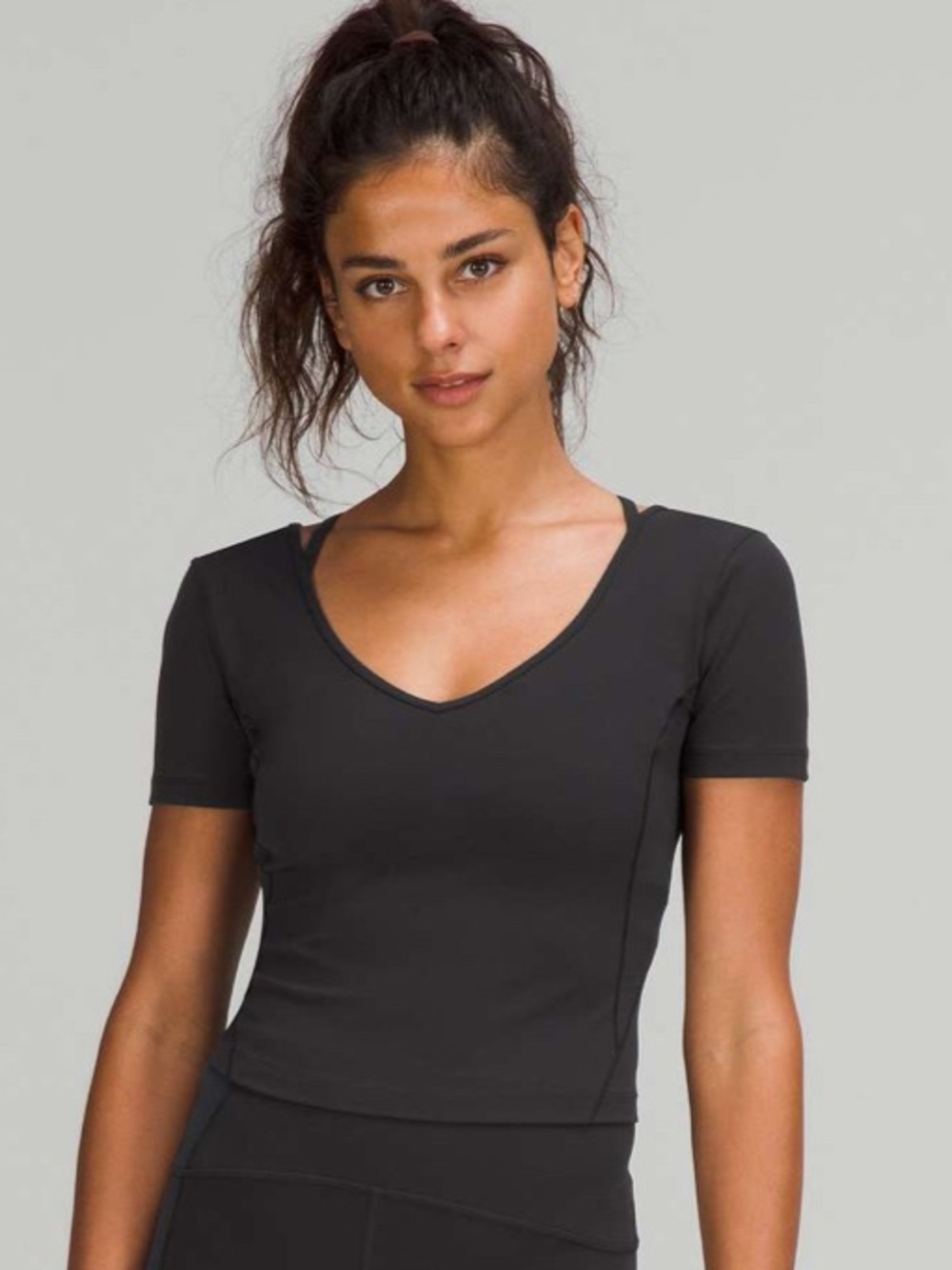 Lululemon Black Short Sleeve Cropped Top Size 6

⸻